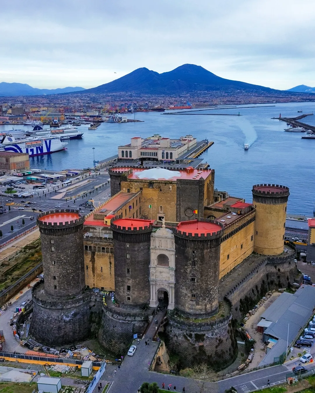 Castel Nuovo mit Triumphbogen